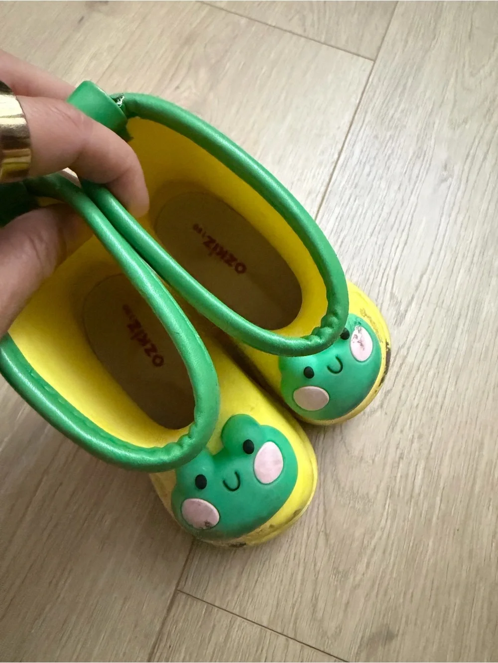 Kids Yellow Light Up Frog Rain Boots size 9c